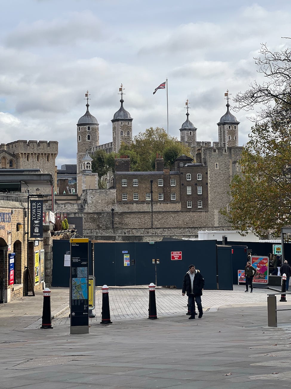 tower of london and closed gate